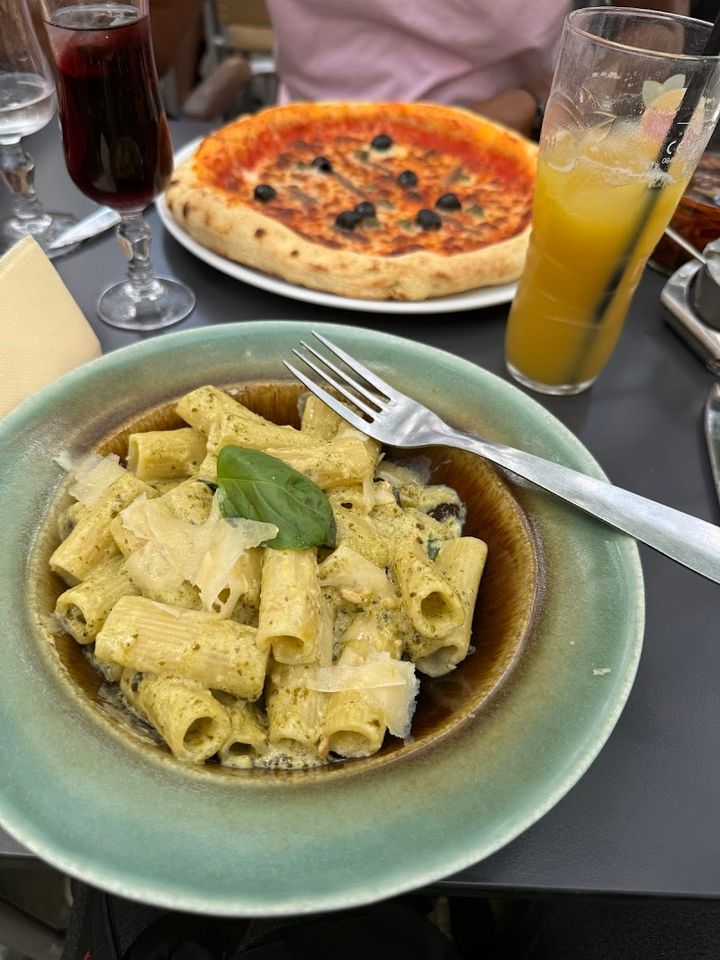 Rigatoni au pesto et pizza servis chez Al Solito Posto
