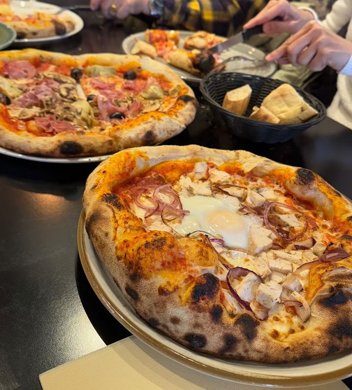 Pizzas servies à table chez Al Solito Posto